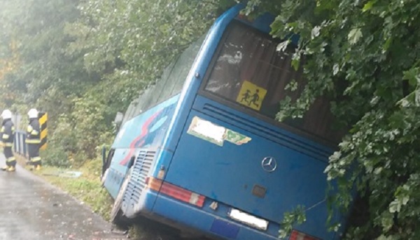Zderzenie autobusu z autem osobowym - 5 osób w szpitalu [FOTO]