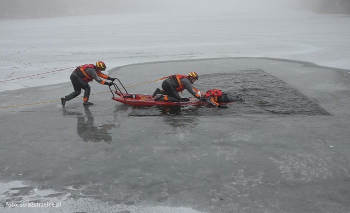 Strzelce: Pod mężczyzną załamał się lód. Tonącego uratowali strażacy!
