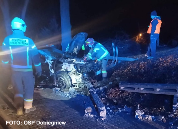 Wypadek na DK22 w m.Ługi. Volkswagen uderzył w słup... | FOTO