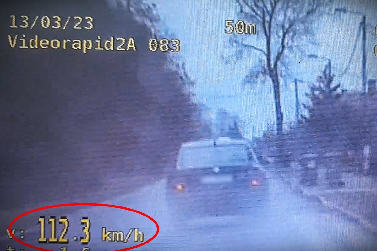 Wyprzedzanie na skrzyżowaniu i 112 km/h w terenie zabudowanym. Nieodpowiedzialny kierowca stracił prawo jazdy... | VIDEO