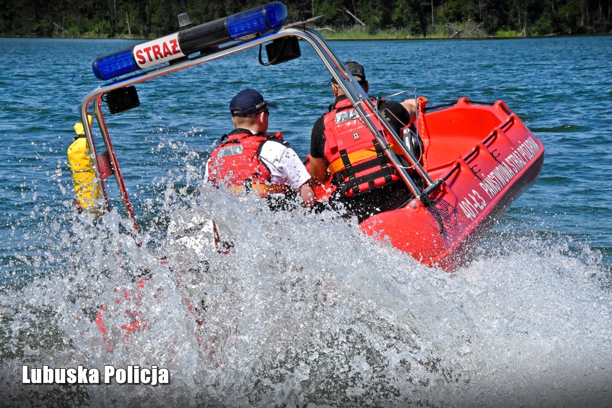 Policjanci i strażacy wspólnie dbają o bezpieczeństwo osób wypoczywających nad wodą