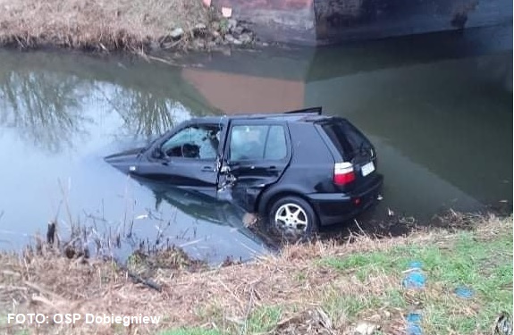 Samochód wpadł do rzeki w Dobiegniewie | FOTO