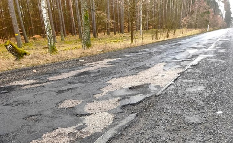 Czy to jeszcze jest droga asfaltowa? "Fatalny odcinek drogi Buszów - Danków" | FOTO