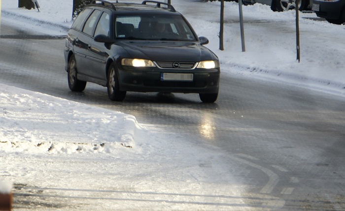 Uwaga kierowcy! IMGW ostrzega - na drogach będzie bardzo ślisko...