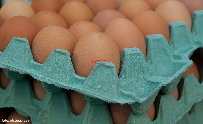 Intermarche wycofuje z obrotu jaja z chowu klatkowego