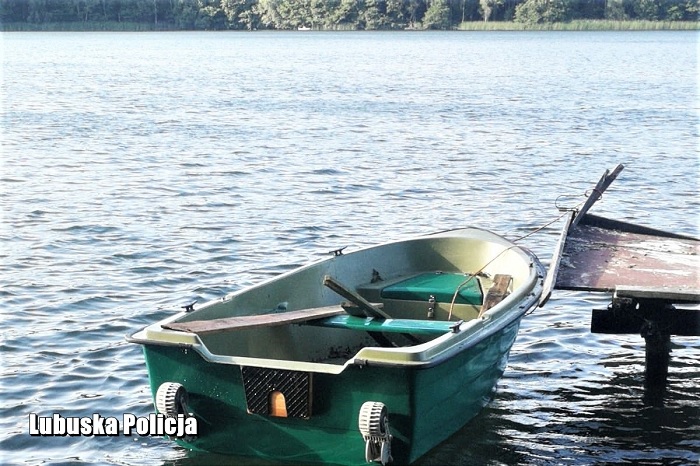 O krok od tragedii. Policjanci uratowali dzieci dryfujące na łódce....