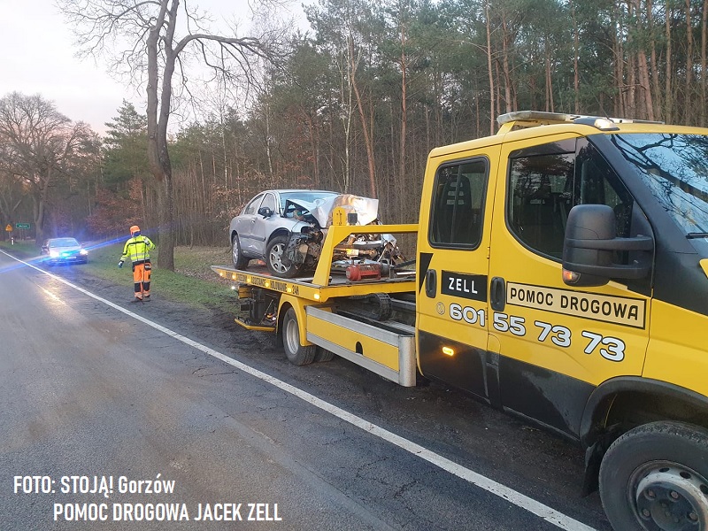 Wypadek na DK22 w okolicach Wełmina. Samochód uderzył w drzewo...