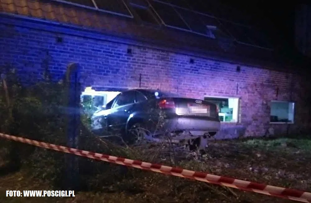 Wypadek w Licheniu koło Strzelec Kraj. Kierowca Audi uderzył w budynek...