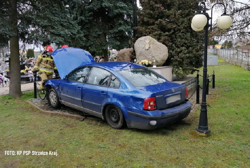 Wypadek w Strzelcach Krajeńskich. Samochód wjechał na cmentarz...| FOTO
