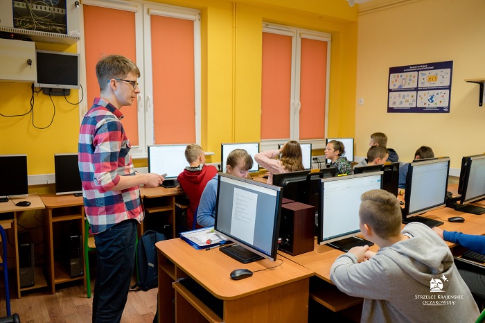 Nowoczesne pracownie informatyczne w gminnych szkołach.