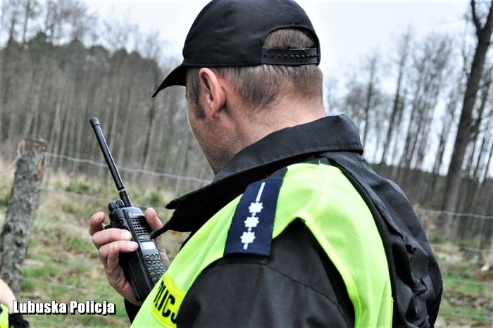 Policjanci ze Strzelec Kraj. uratowali 50-letniego mężczyznę, który zgubił się w lesie...