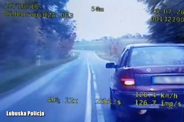 Szaleńcza ucieczka kierowcy bez uprawnień i skuteczny pościg policjantów w Dobiegniewie [VIDEO]