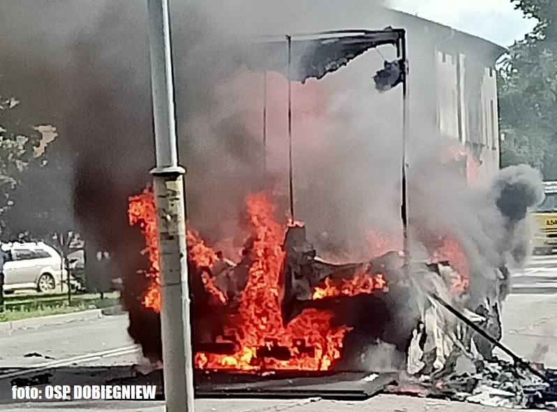 Pożar samochodu dostawczego w Dobiegniewie - spłonął doszczętnie [FOTO]