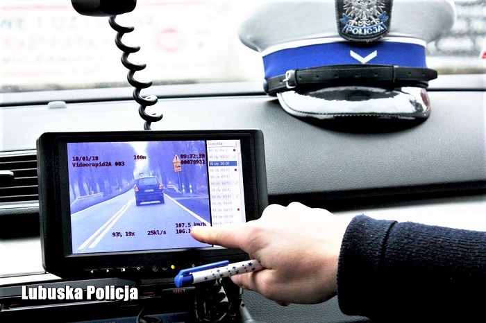 Policyjny video-rejestrator zakończył nieodpowiedzialną jazdę kierowców [VIDEO]