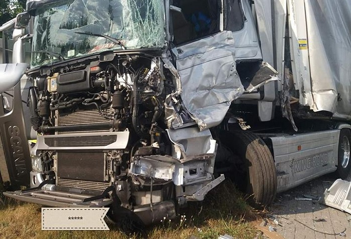 Wypadek na dk 22 w m. Ługi. Zderzenie dwóch ciężarówek... [FOTO]