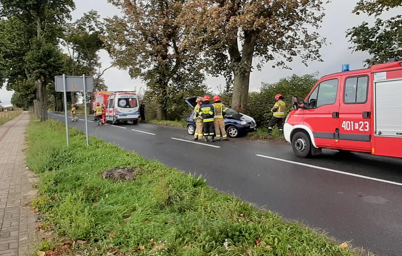 Wypadek na drodze Strzelce Kraj. - Bronowice. Opel uderzył w drzewo...| FOTO