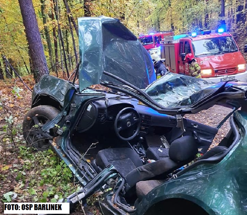 Poważny wypadek na DW156 Barlinek - Strzelce Krajeńskie. VW uderzył w drzewo... | FOTO